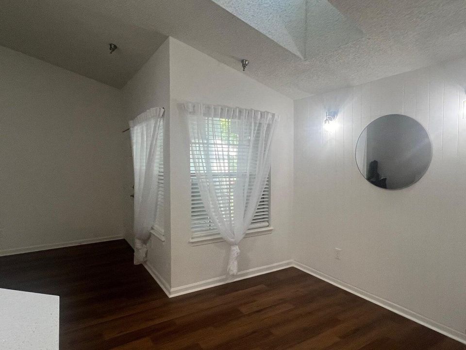 For Rent: $1,900 (1 beds, 1 baths, 696 Square Feet)