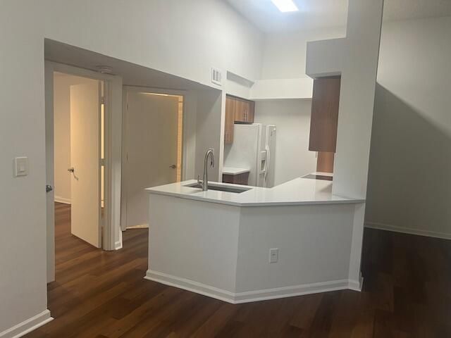 For Rent: $1,900 (1 beds, 1 baths, 696 Square Feet)