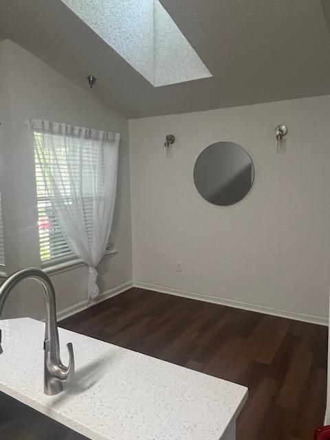 For Rent: $1,900 (1 beds, 1 baths, 696 Square Feet)