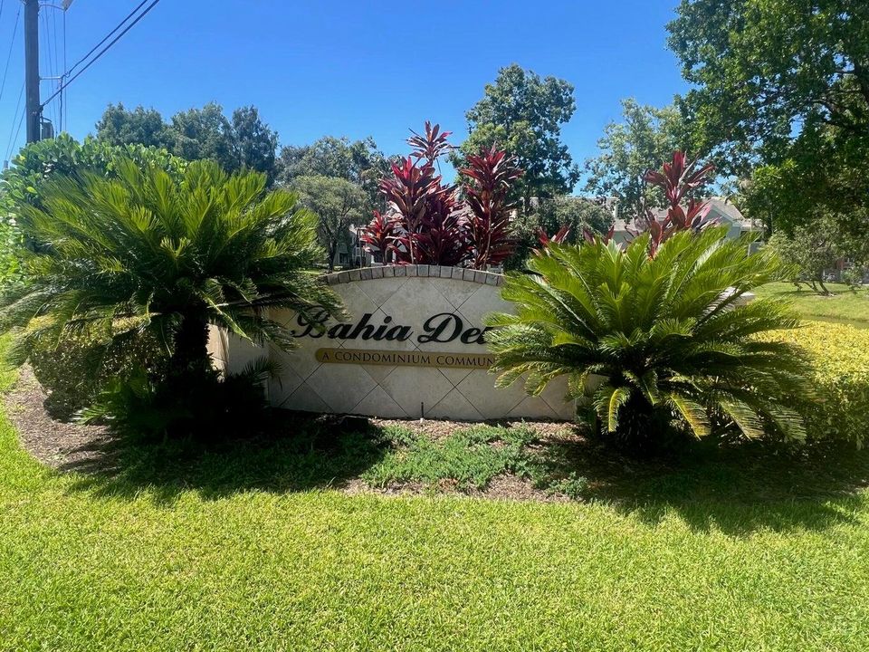 For Rent: $1,900 (1 beds, 1 baths, 696 Square Feet)