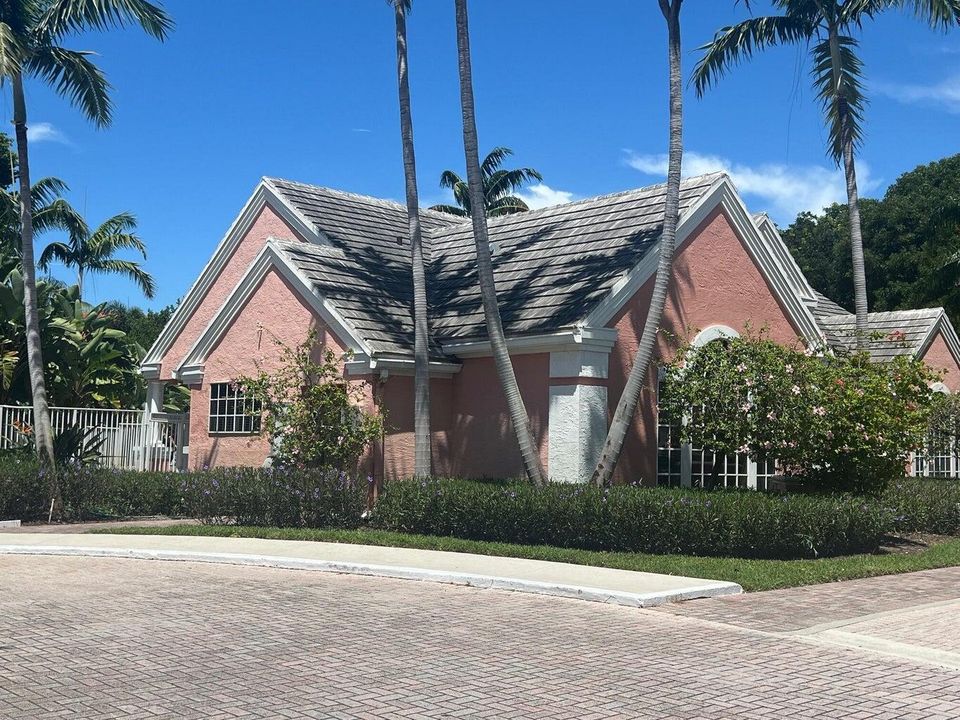 For Rent: $1,900 (1 beds, 1 baths, 696 Square Feet)