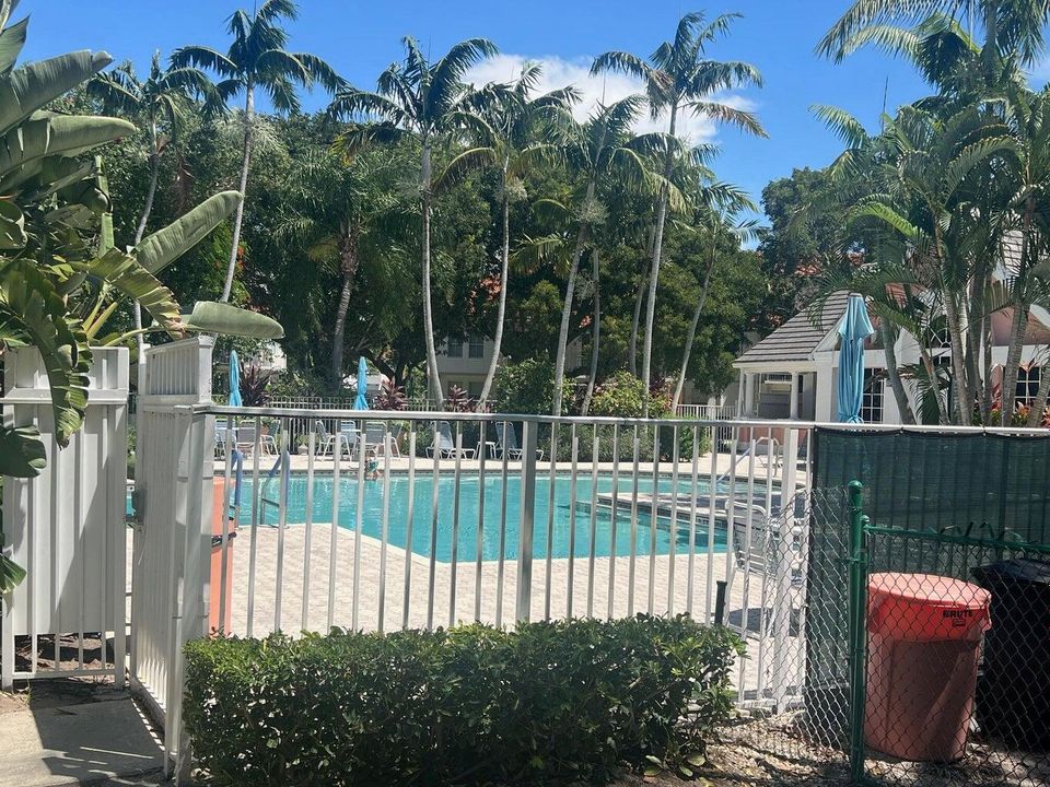 For Rent: $1,900 (1 beds, 1 baths, 696 Square Feet)