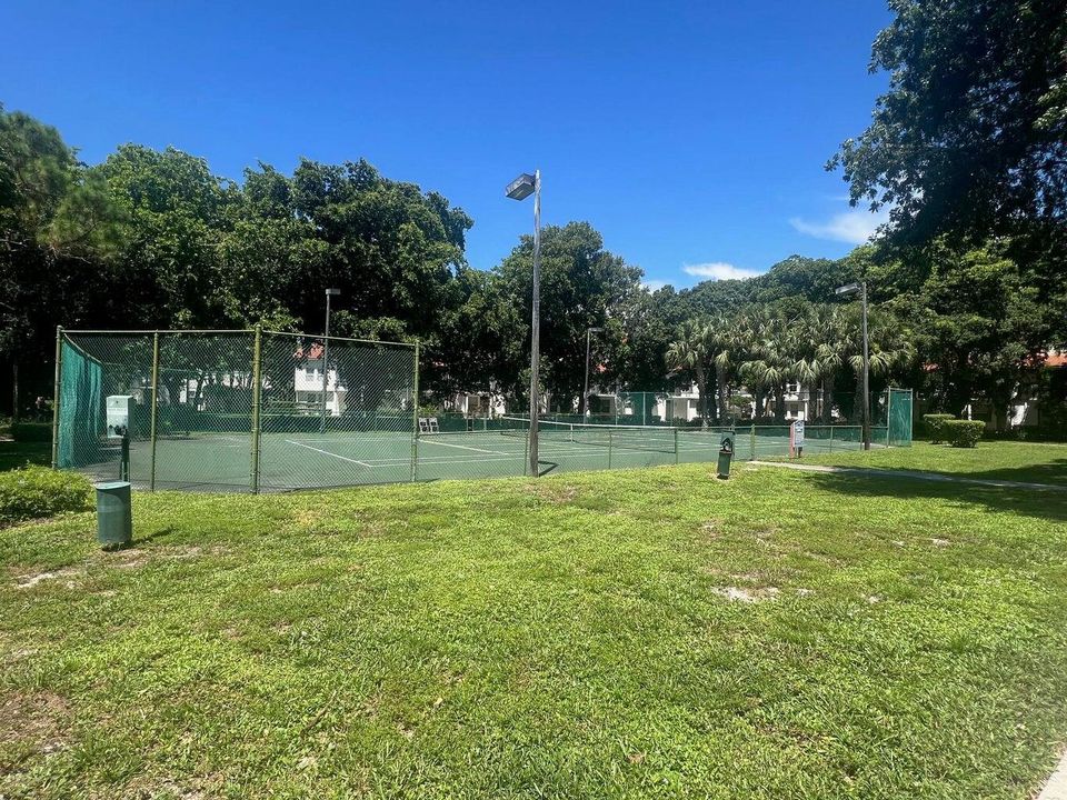 For Rent: $1,900 (1 beds, 1 baths, 696 Square Feet)