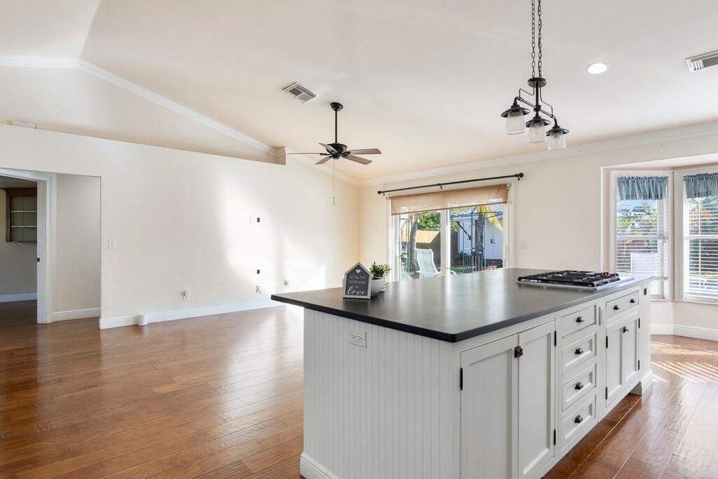 For Sale: $599,000 (3 beds, 2 baths, 1472 Square Feet)