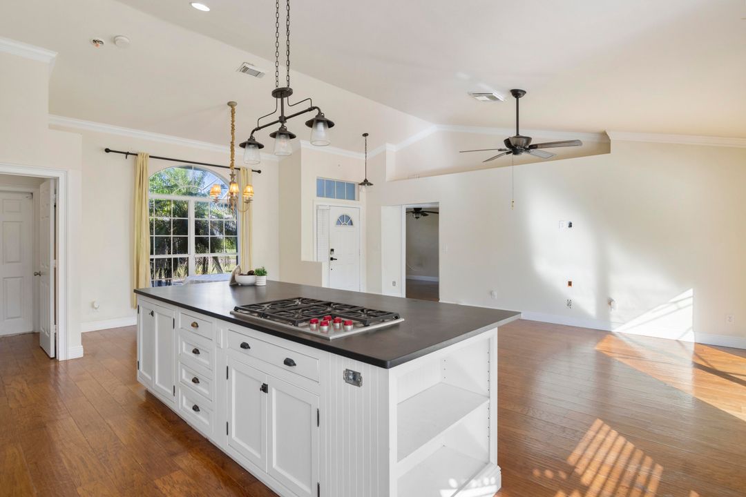 For Sale: $599,000 (3 beds, 2 baths, 1472 Square Feet)