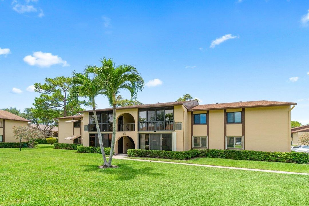 Active With Contract: $187,000 (2 beds, 2 baths, 924 Square Feet)