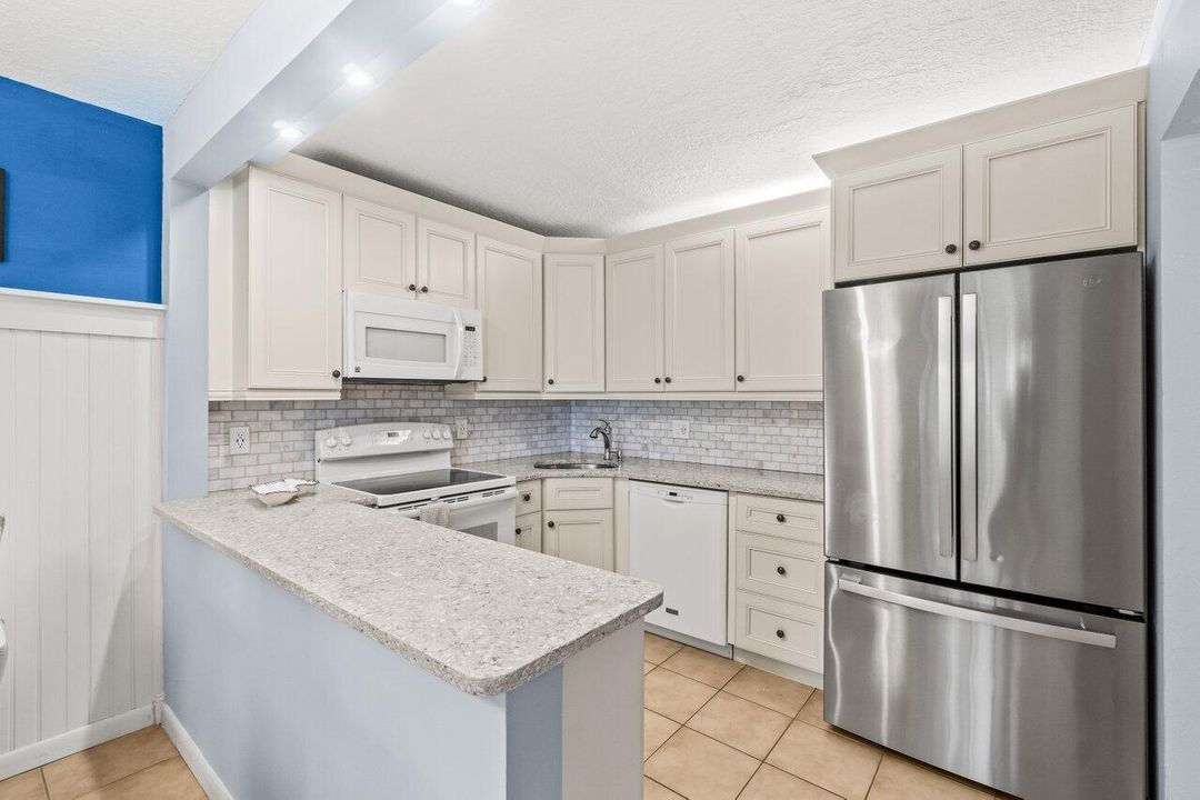 Active With Contract: $187,000 (2 beds, 2 baths, 924 Square Feet)