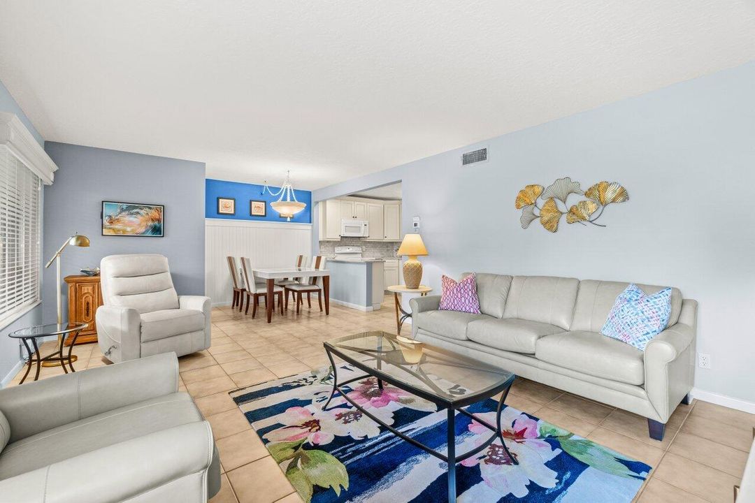 Active With Contract: $187,000 (2 beds, 2 baths, 924 Square Feet)