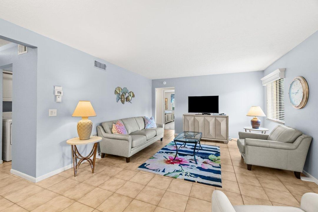 Active With Contract: $187,000 (2 beds, 2 baths, 924 Square Feet)