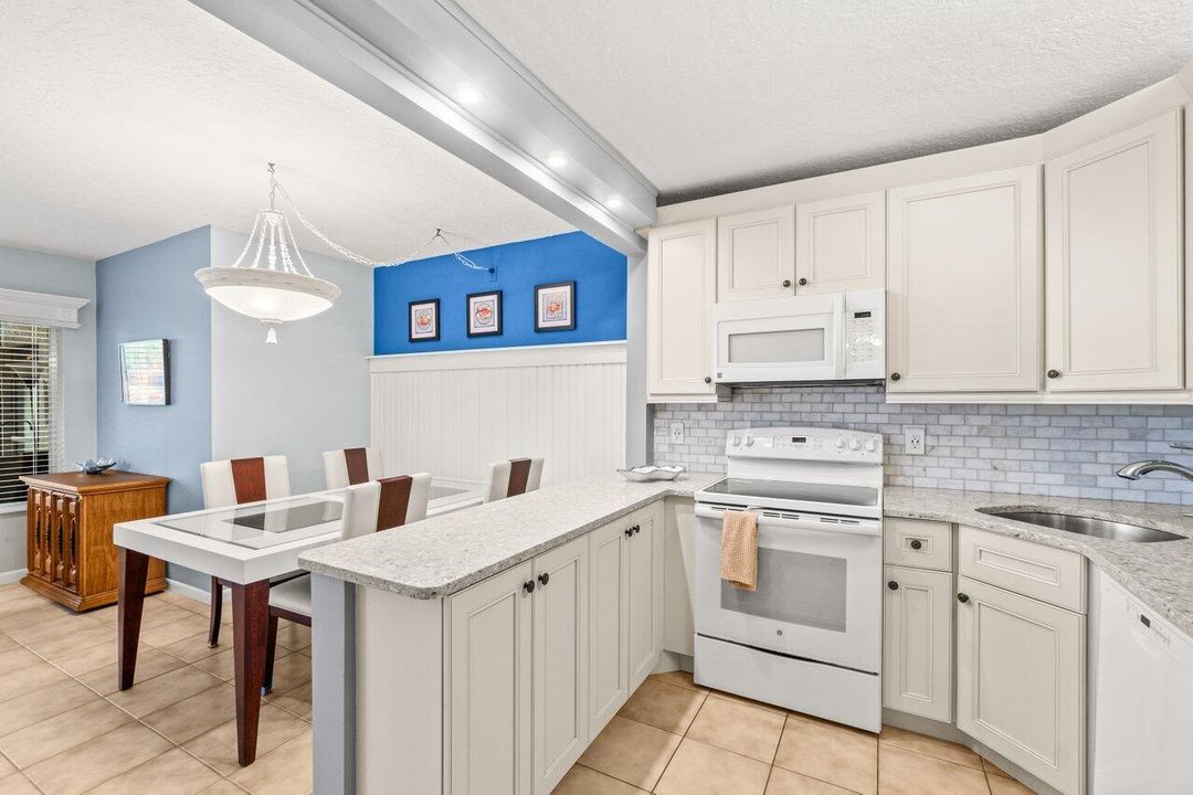 Active With Contract: $187,000 (2 beds, 2 baths, 924 Square Feet)