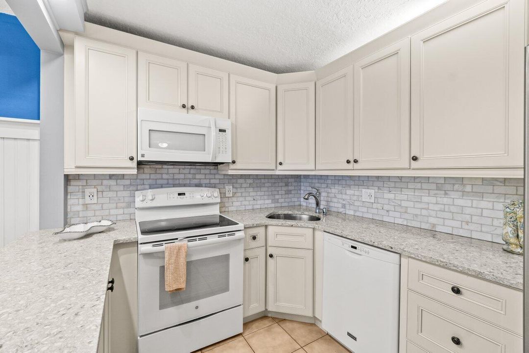 Active With Contract: $187,000 (2 beds, 2 baths, 924 Square Feet)