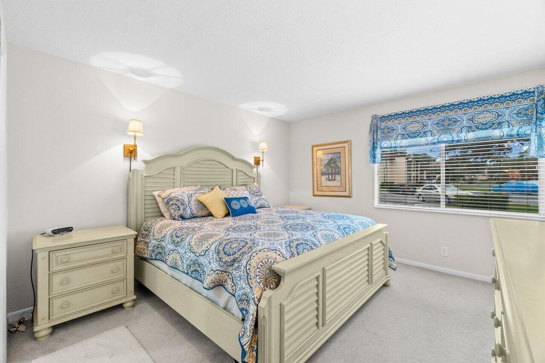 Active With Contract: $187,000 (2 beds, 2 baths, 924 Square Feet)