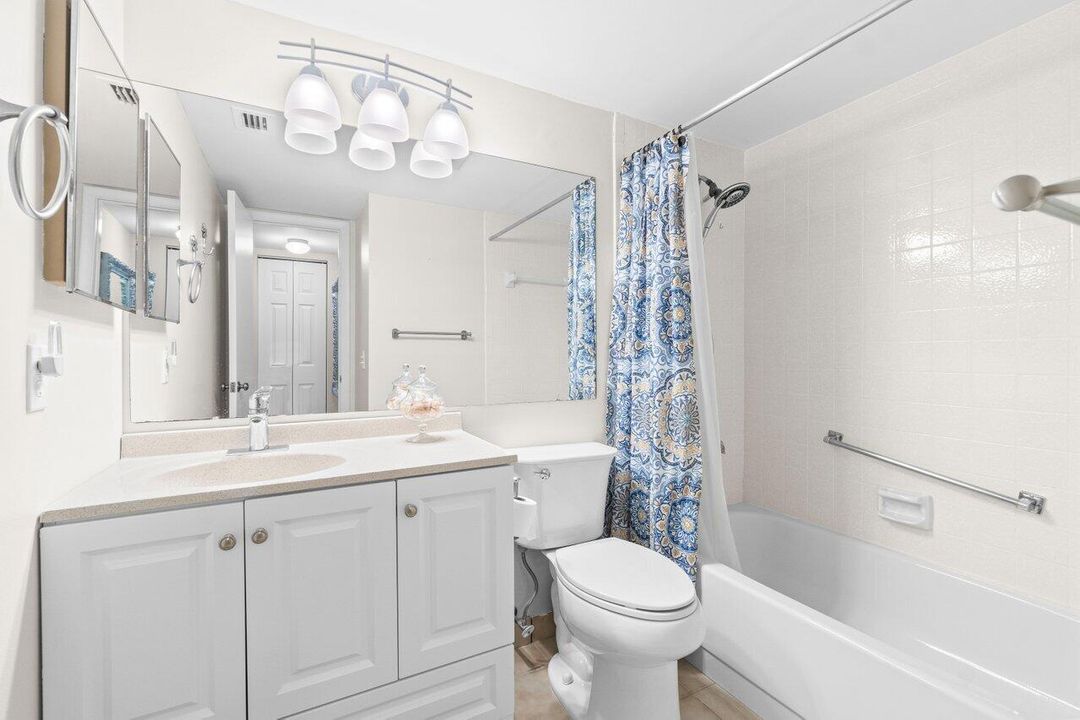 Active With Contract: $187,000 (2 beds, 2 baths, 924 Square Feet)