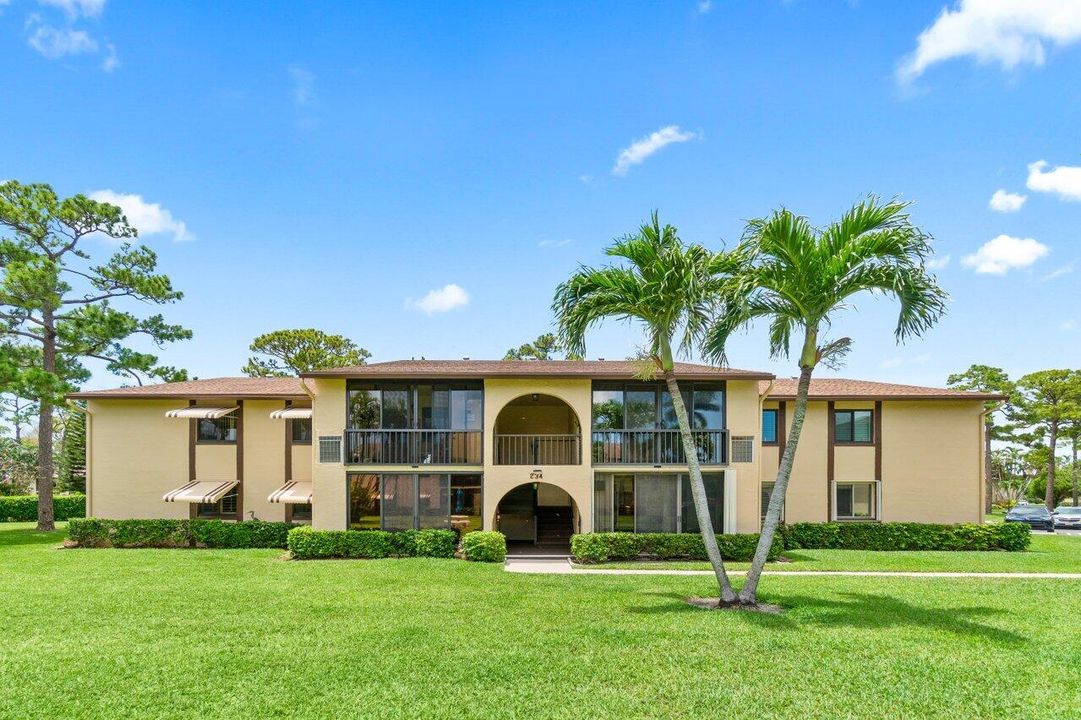 Active With Contract: $187,000 (2 beds, 2 baths, 924 Square Feet)