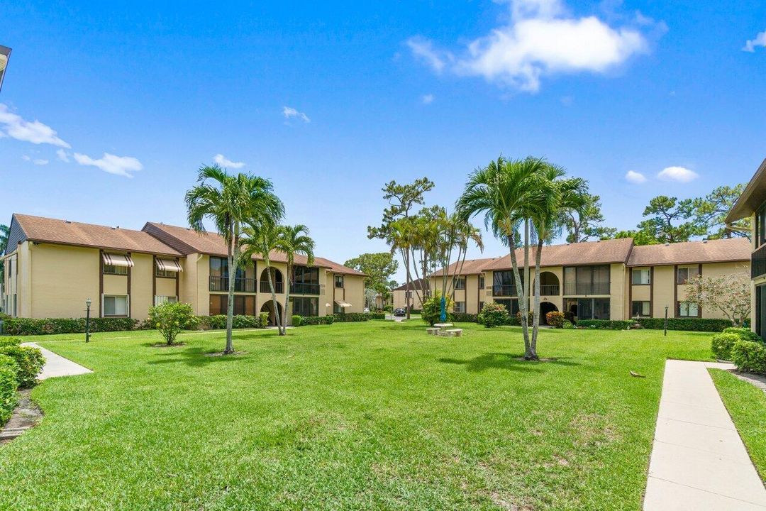 Active With Contract: $187,000 (2 beds, 2 baths, 924 Square Feet)