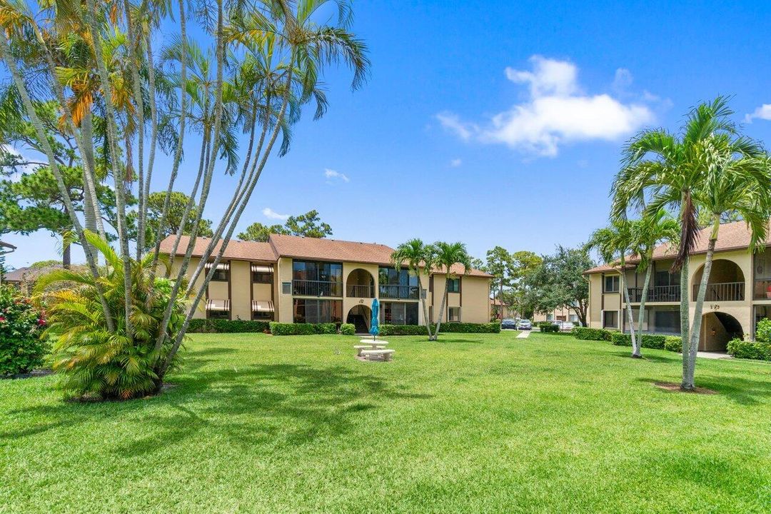 Active With Contract: $187,000 (2 beds, 2 baths, 924 Square Feet)