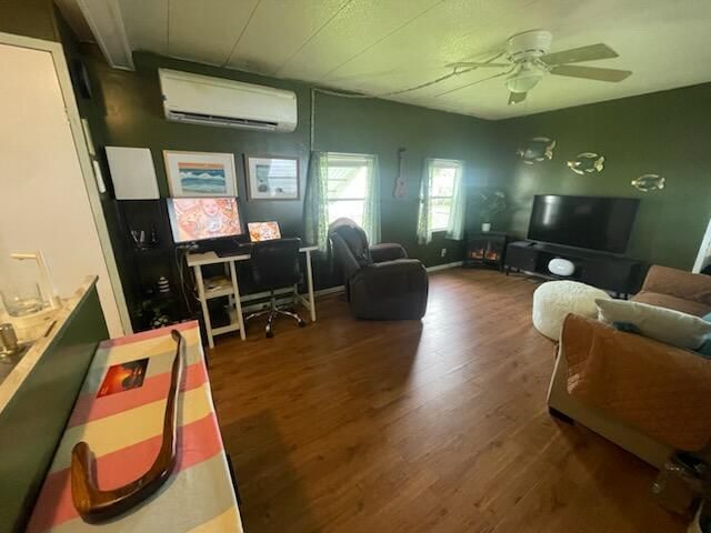 Active With Contract: $13,900 (2 beds, 1 baths, 800 Square Feet)