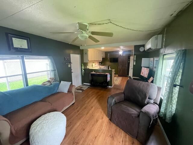 Active With Contract: $13,900 (2 beds, 1 baths, 800 Square Feet)