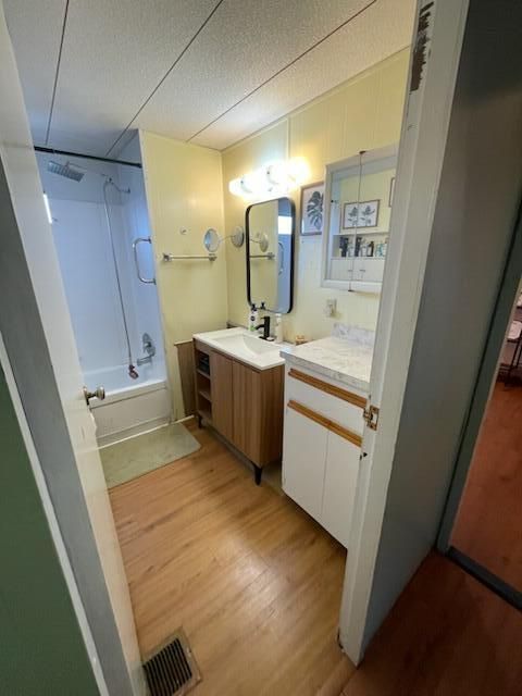 Active With Contract: $13,900 (2 beds, 1 baths, 800 Square Feet)