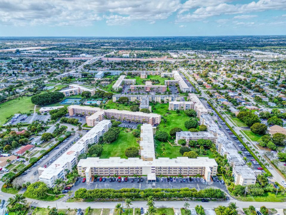 For Rent: $2,000 (2 beds, 2 baths, 960 Square Feet)