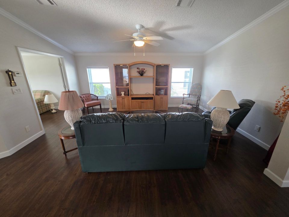 合同活跃: $238,000 (3 贝兹, 2 浴室, 1392 平方英尺)