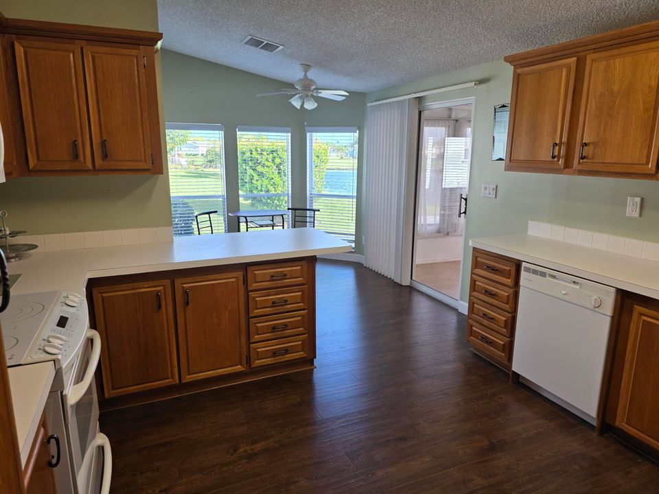 合同活跃: $238,000 (3 贝兹, 2 浴室, 1392 平方英尺)