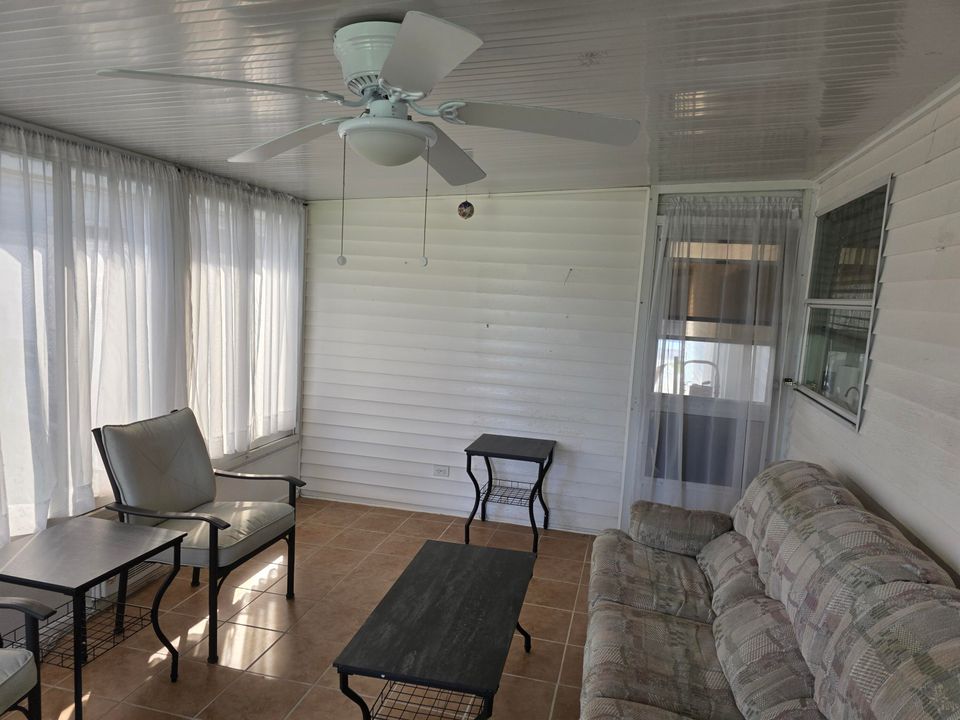 合同活跃: $238,000 (3 贝兹, 2 浴室, 1392 平方英尺)