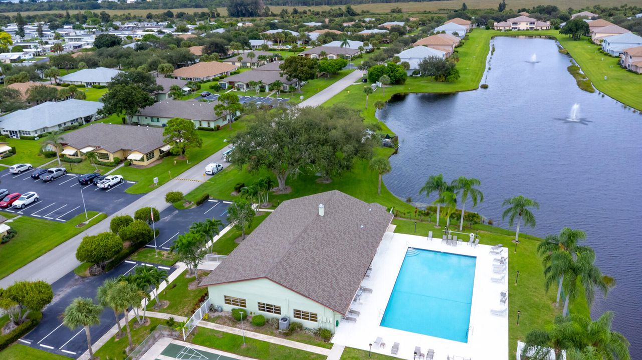 For Sale: $199,999 (2 beds, 2 baths, 1182 Square Feet)