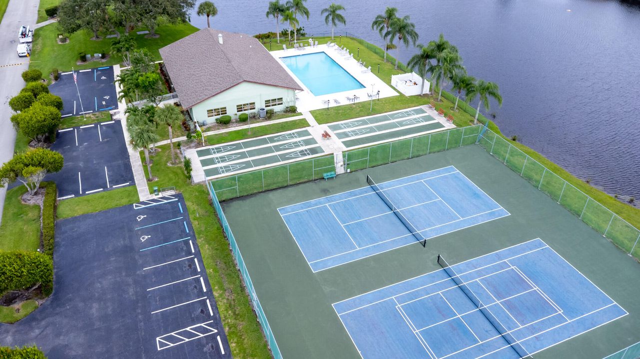 For Sale: $199,999 (2 beds, 2 baths, 1182 Square Feet)