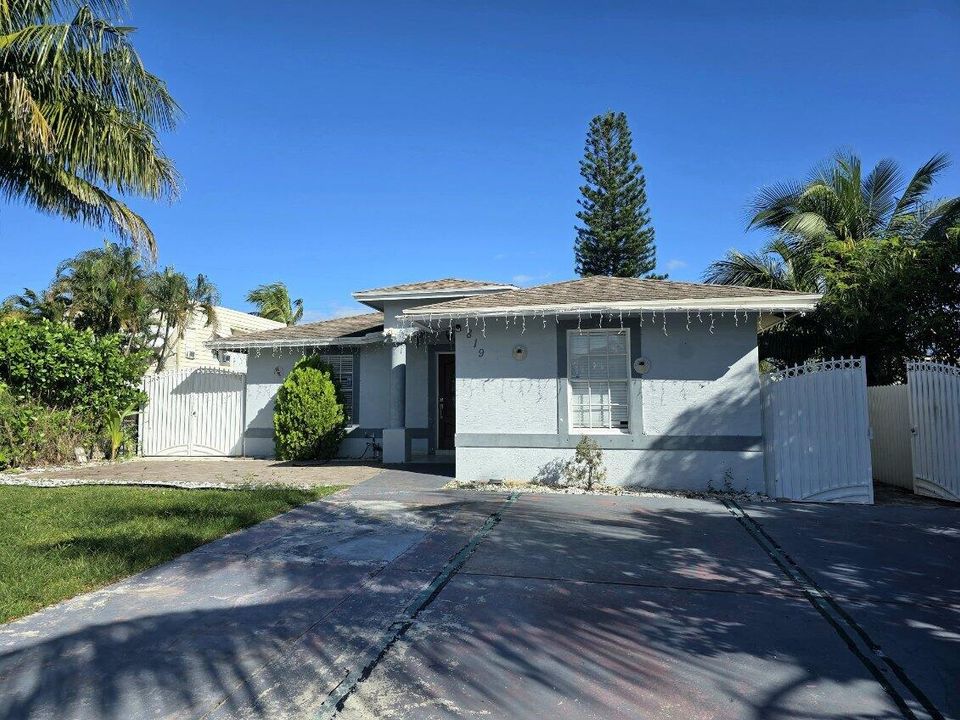 Recently Rented: $3,500 (4 beds, 3 baths, 1420 Square Feet)