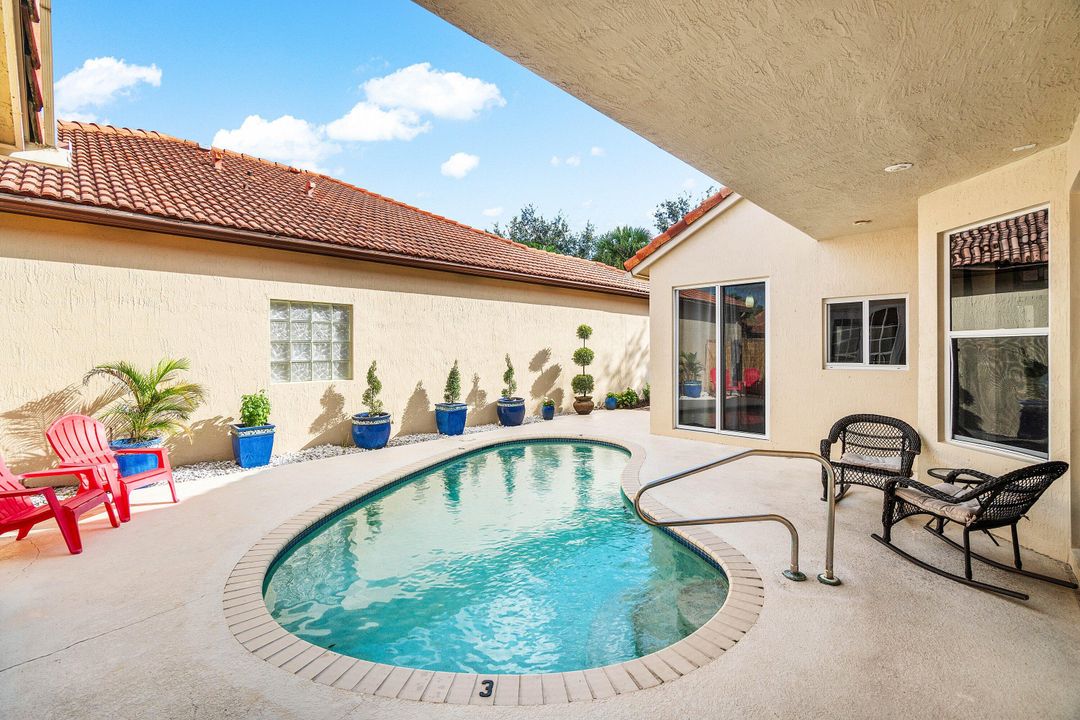 For Sale: $550,000 (3 beds, 3 baths, 1983 Square Feet)