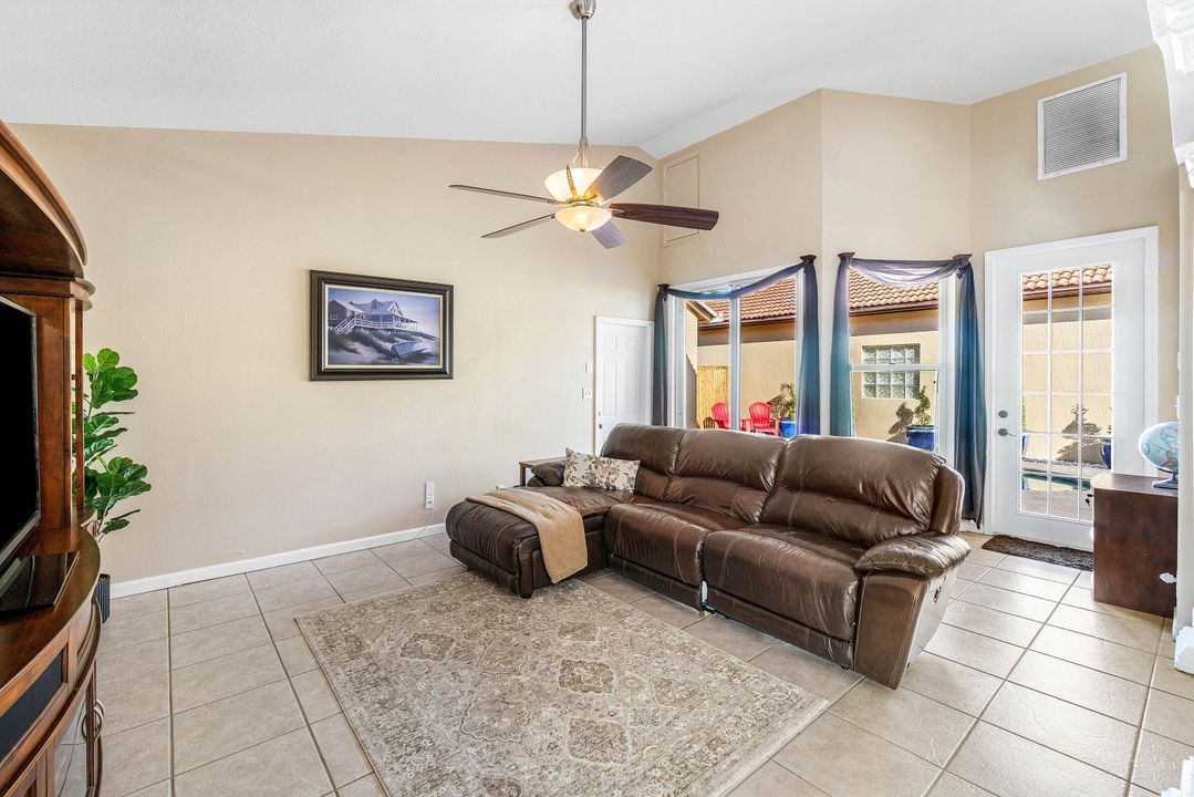 For Sale: $550,000 (3 beds, 3 baths, 1983 Square Feet)