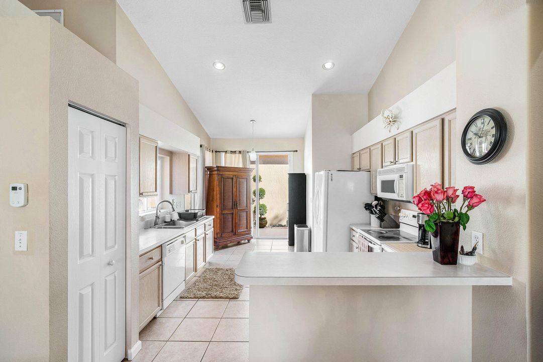 For Sale: $550,000 (3 beds, 3 baths, 1983 Square Feet)