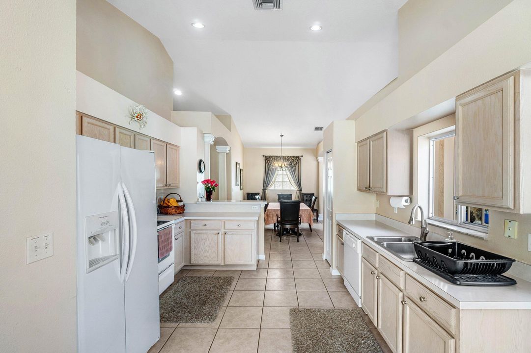 For Sale: $550,000 (3 beds, 3 baths, 1983 Square Feet)