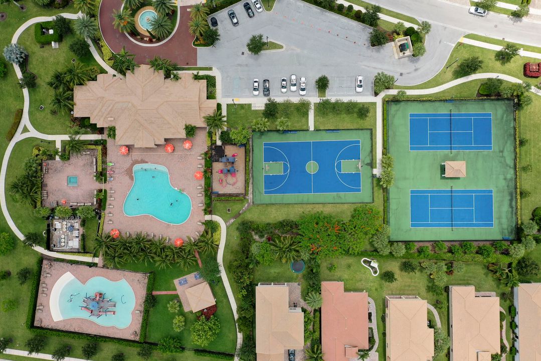 合同活跃: $1,655,000 (4 贝兹, 3 浴室, 3046 平方英尺)