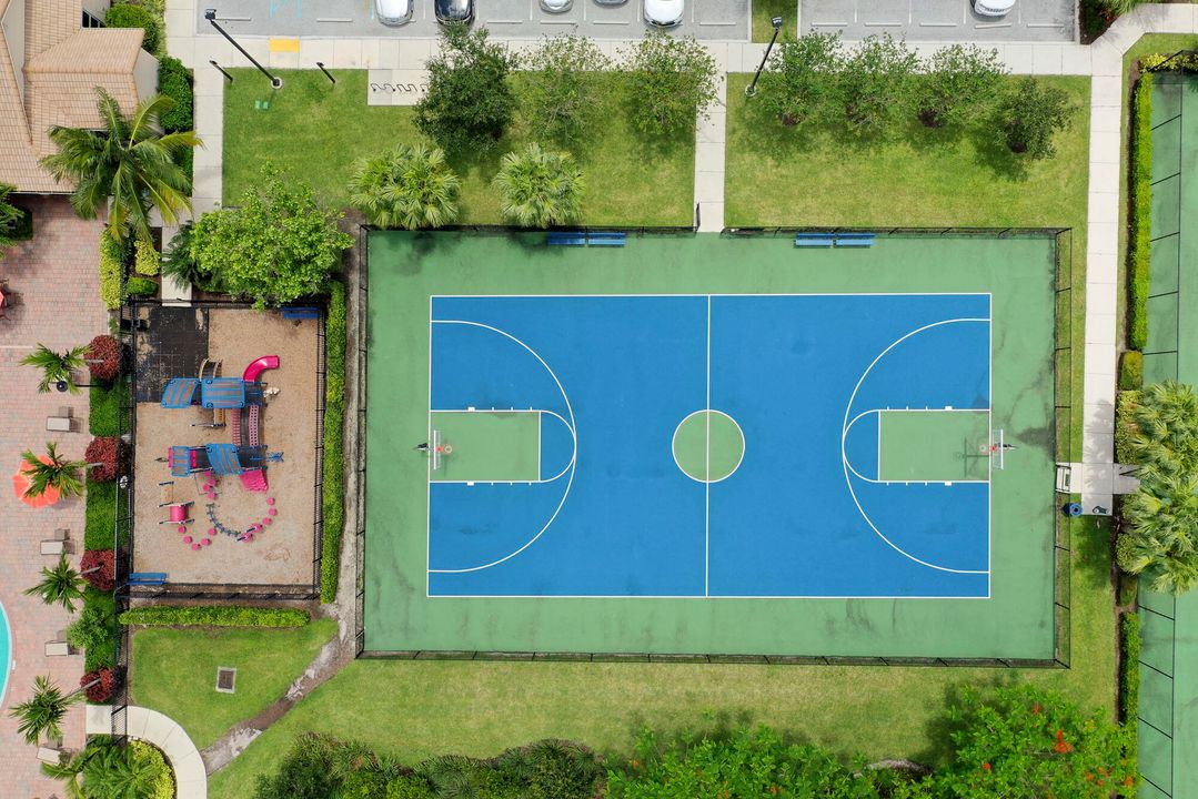 合同活跃: $1,655,000 (4 贝兹, 3 浴室, 3046 平方英尺)