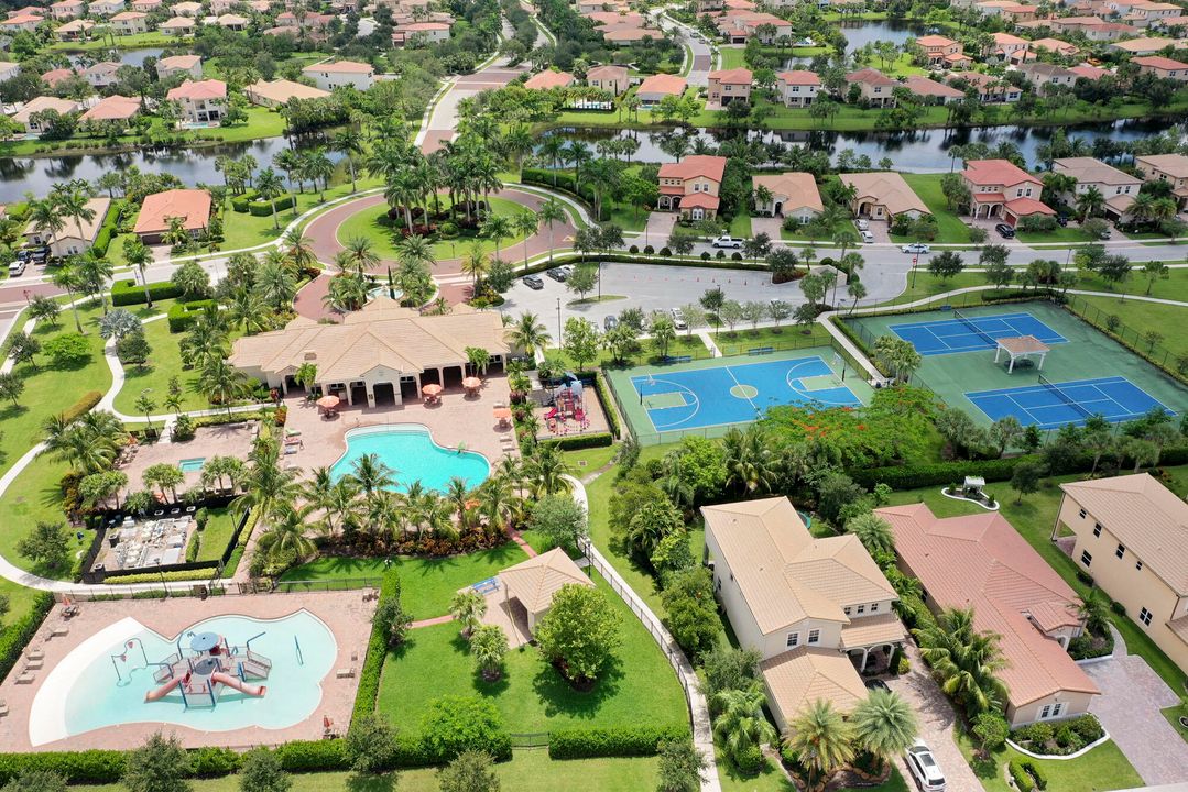 合同活跃: $1,655,000 (4 贝兹, 3 浴室, 3046 平方英尺)