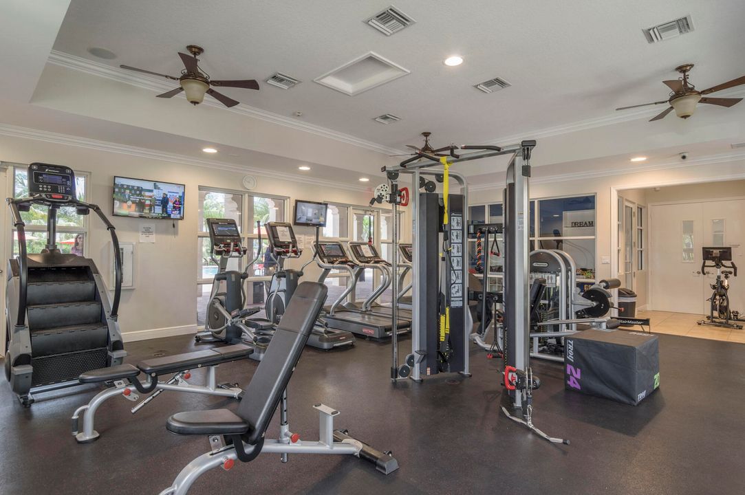 合同活跃: $1,655,000 (4 贝兹, 3 浴室, 3046 平方英尺)