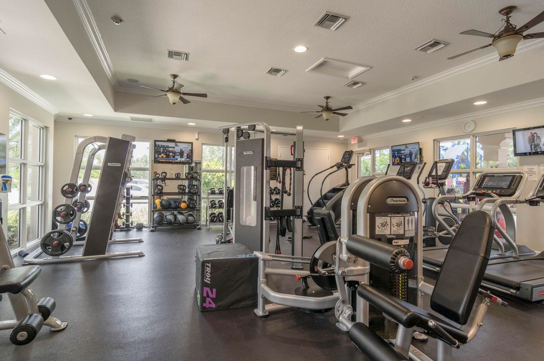 合同活跃: $1,655,000 (4 贝兹, 3 浴室, 3046 平方英尺)