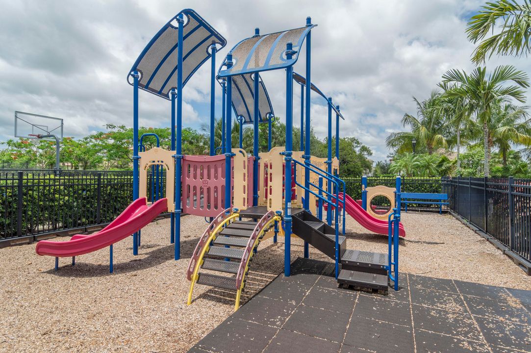 合同活跃: $1,655,000 (4 贝兹, 3 浴室, 3046 平方英尺)