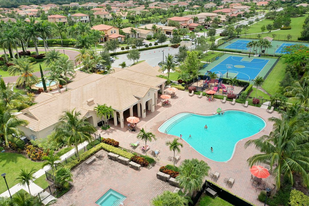 合同活跃: $1,655,000 (4 贝兹, 3 浴室, 3046 平方英尺)