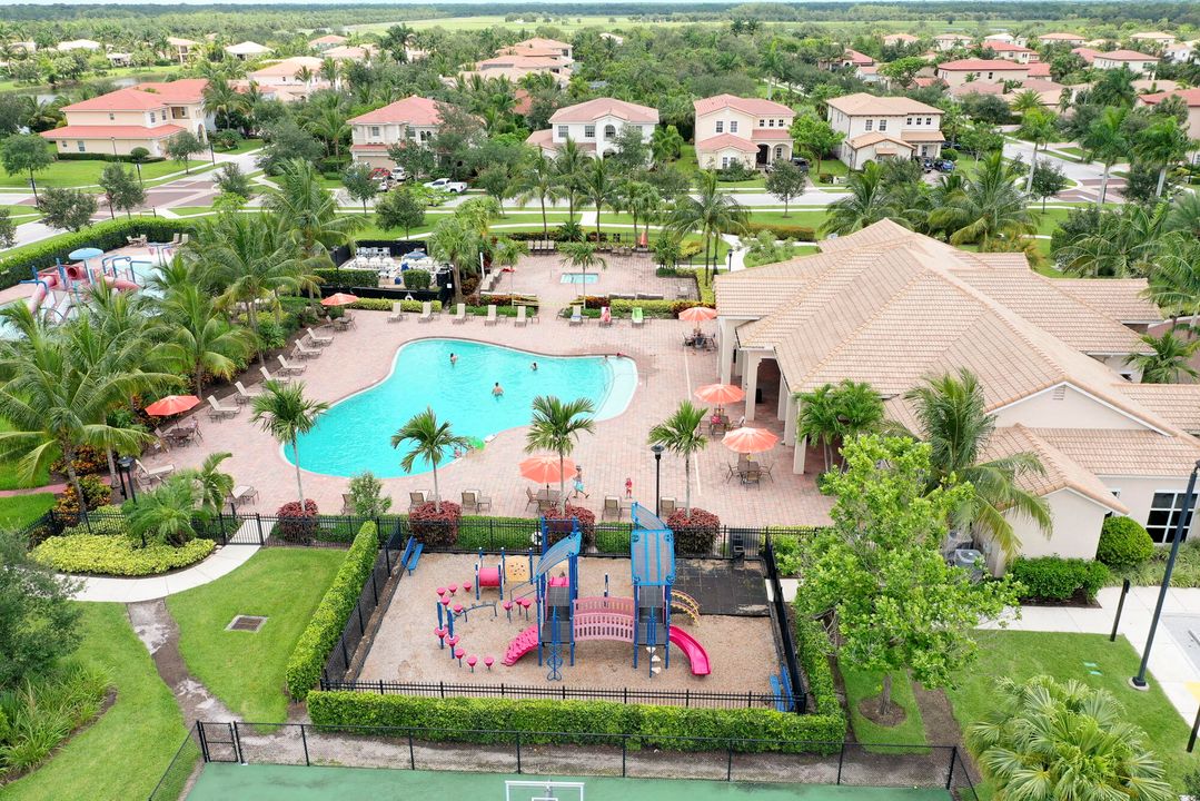 合同活跃: $1,655,000 (4 贝兹, 3 浴室, 3046 平方英尺)