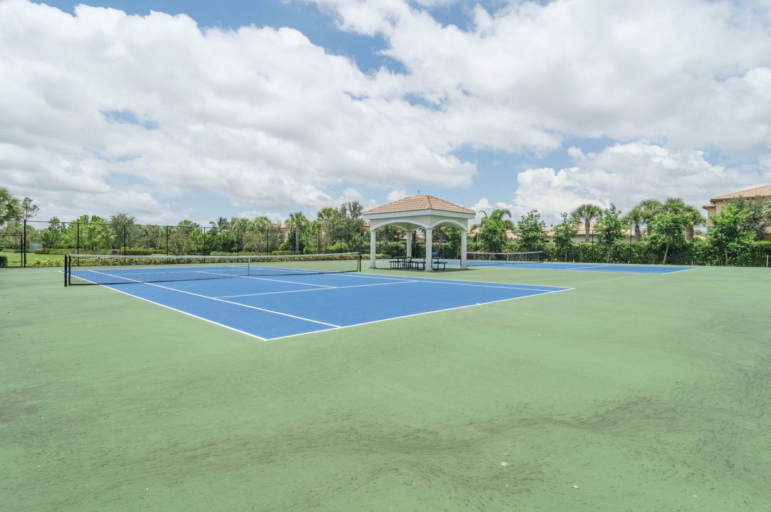 合同活跃: $1,655,000 (4 贝兹, 3 浴室, 3046 平方英尺)