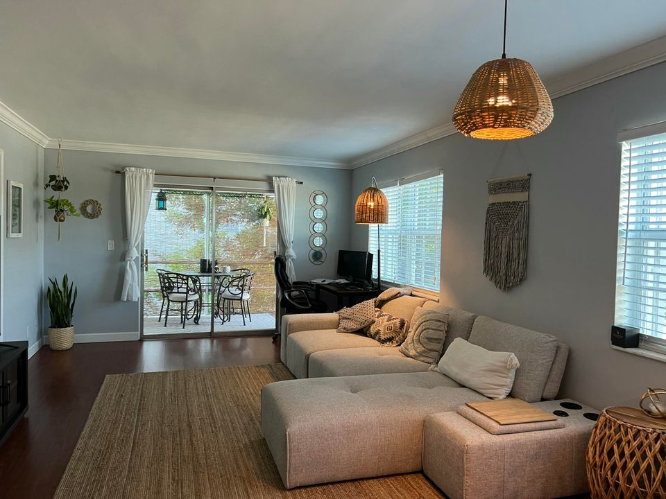 Recently Rented: $2,400 (2 beds, 2 baths, 945 Square Feet)