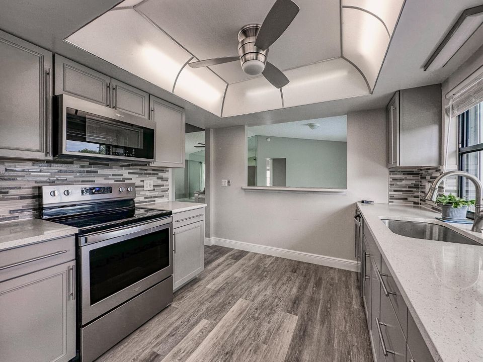 合同活跃: $348,900 (2 贝兹, 2 浴室, 1444 平方英尺)