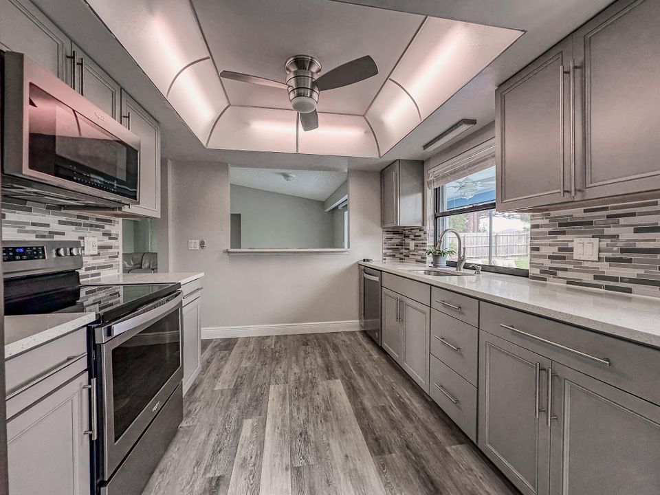 合同活跃: $348,900 (2 贝兹, 2 浴室, 1444 平方英尺)