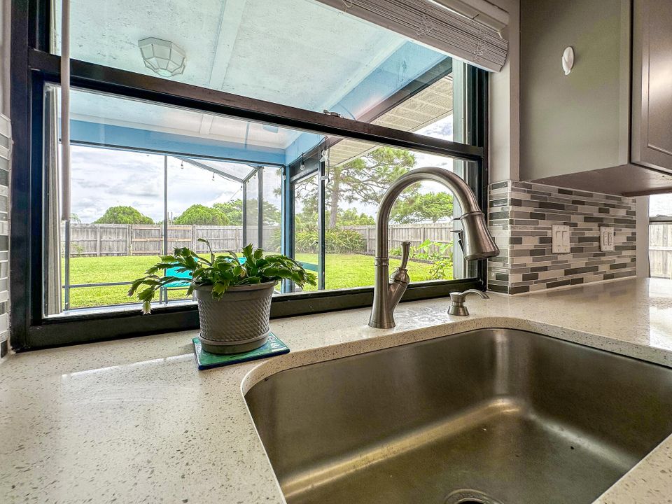 合同活跃: $348,900 (2 贝兹, 2 浴室, 1444 平方英尺)