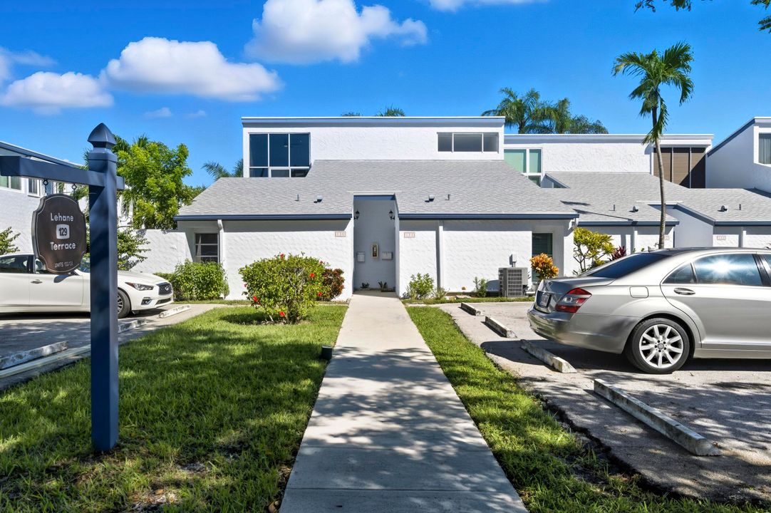 合同活跃: $350,000 (2 贝兹, 2 浴室, 1412 平方英尺)