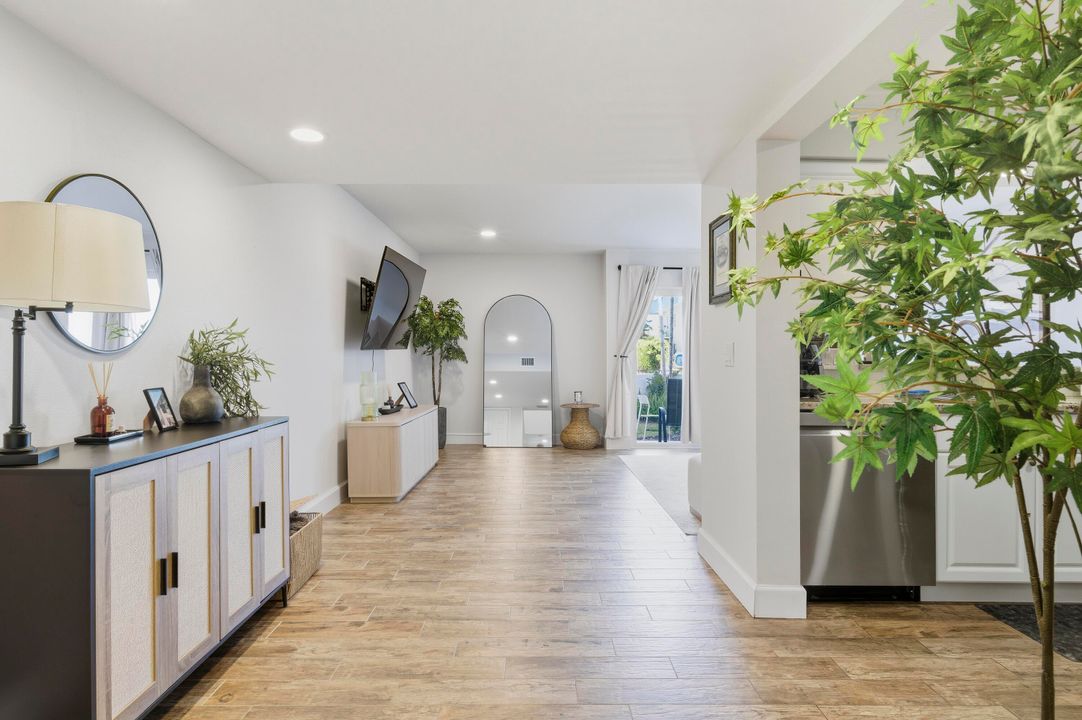 合同活跃: $350,000 (2 贝兹, 2 浴室, 1412 平方英尺)