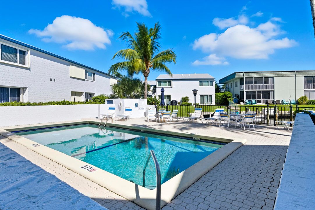 合同活跃: $350,000 (2 贝兹, 2 浴室, 1412 平方英尺)